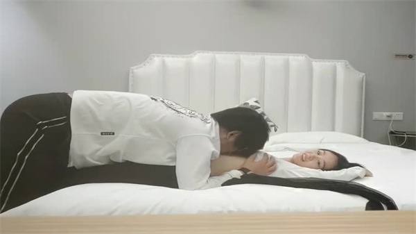 粗暴巨根狂插极品短发外围妹